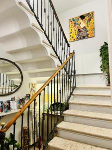 una escalera en una casa con espejo en Residenza Elisa en Desenzano del Garda