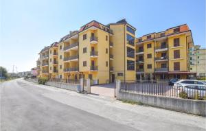 una calle vacía frente a un edificio amarillo en 2 Bedroom Amazing Apartment In Nocera Terinese, en Nocera Terinese