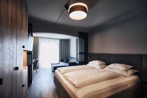 Łóżko lub łóżka w pokoju w obiekcie Hotel Gerl
