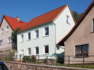ein weißes Haus mit rotem Dach in der Unterkunft Himmlisch Wohnen in Bergen auf Rügen
