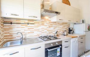 Kuchyňa alebo kuchynka v ubytovaní Awesome Apartment In Viareggio