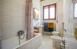 Kúpeľňa v ubytovaní Awesome Apartment In Viareggio