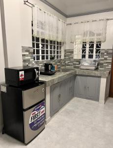 Il comprend une cuisine équipée d'un lave-vaisselle et d'un comptoir. dans l'établissement NEW Modern Vacation Home Apartelle, à Iriga City
