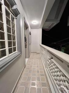 un couloir vide avec une fenêtre et du carrelage dans l'établissement NEW Modern Vacation Home Apartelle, à Iriga City