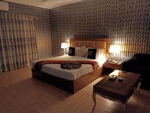 Tempat tidur dalam kamar di Hotel Versa Appartments lodges Gulberg3