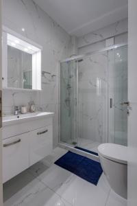 Kúpeľňa v ubytovaní Lush Sapphire apt steps from Acropolis & Plaka!