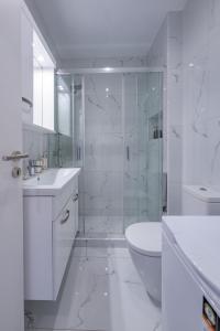Kúpeľňa v ubytovaní Lush Sapphire apt steps from Acropolis & Plaka! + 26 fotografií