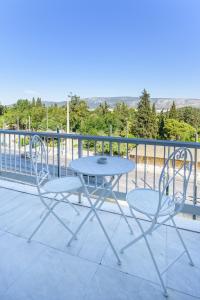 Balkón alebo terasa v ubytovaní Lush Sapphire apt steps from Acropolis & Plaka!