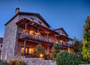 卡托卡拉库林斯佩拉阿罗尼亚宾馆的一座大型石头建筑,上面设有阳台