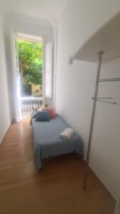 1 dormitorio con 1 cama en una habitación con ventana en Pensión Casablanca en Santa Cruz de Tenerife
