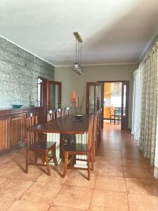 CASA CAMPO DA FEIRA في فيلجويراس: مطبخ وغرفة طعام مع طاولة وكراسي خشبية