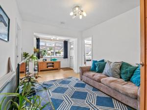 sala de estar con sofá y alfombra azul en Quiet Seaside Getaway with Hot Tub, Herne Bay en Greenhill