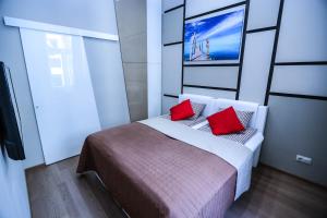 Un pat sau paturi într-o cameră la Luna Lux Residency