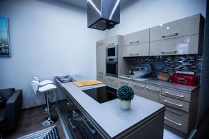 O bucătărie sau chicinetă la Luna Lux Residency