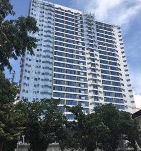 un grande edificio alto con alberi di fronte di Lifestyle at The Loop Towers Condotel a Cagayan de Oro