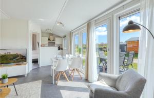 sala de estar con mesa y sillas y cocina en Lovely Home In Ssel With House A Panoramic View, en Süsel