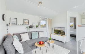 uma sala de estar com um sofá cinzento e duas mesas em Beautiful Home In Ssel With Wifi And 2 Bedrooms em Süsel