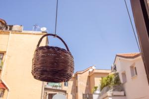kosz wiszący na oknie budynku w obiekcie 4711 Boutique Apartment w Sorrento