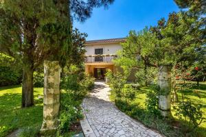 een tuin met een pad naar een villa bij Villa Carra by Perle di Puglia in Parabita