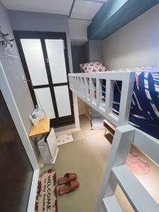 Palanda nebo palandy na pokoji v ubytování 誠家　MAKOTO HOSTEL