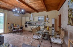 cocina y comedor con mesa y sillas en Stunning Home In Palmi With Wifi, en Palmi