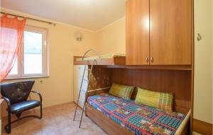 Dormitorio pequeño con litera y silla en Stunning Home In Palmi With Wifi, en Palmi