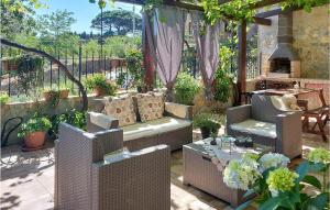 un patio al aire libre con sillas de mimbre y una mesa en Stunning Home In Palmi With Wifi, en Palmi