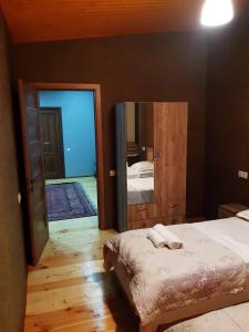 - une chambre avec un lit et un grand miroir dans l'établissement Aleqs, à Tbilissi