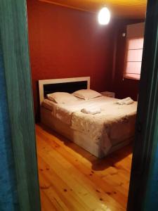 - une chambre avec un lit blanc dans l'établissement Aleqs, à Tbilissi