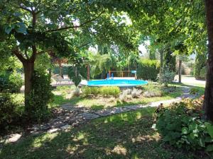 een blauwe boot in het midden van een tuin bij Holiday Home Il Moro Novo in Cortona