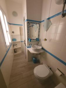 Casa Celeste في كالاسيتا: حمام به مرحاض أبيض ومغسلة