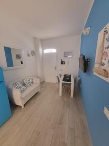 - un salon avec un canapé et une table dans l'établissement Casa Celeste, à Calasetta