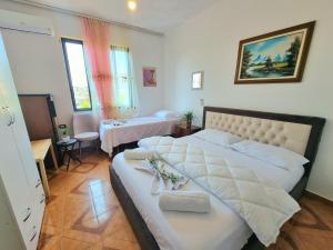 GUEST HOUSE VILA ELEZI客房内的一张或多张床位