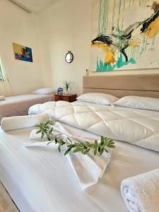 grupa trzech łóżek w pokoju w obiekcie GUEST HOUSE VILA ELEZI w Durrës