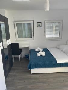 sypialnia z łóżkiem z dwoma ręcznikami w obiekcie Villa Georgina w mieście Vodice