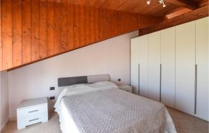 een slaapkamer met een bed en een houten plafond bij Awesome Apartment In Limbadi With 2 Bedrooms And Wifi in Limbadi
