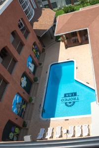 an overhead view of a swimming pool next to a building at Hotel Tropico Inn in San Miguel