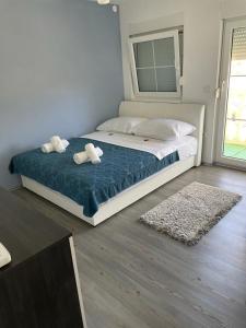 een slaapkamer met een bed met twee handdoeken erop bij Villa Georgina in Vodice