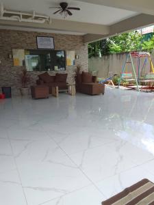 un gran vestíbulo vacío con un parque infantil al fondo en Guest House in Cainta Rizal, en Cainta