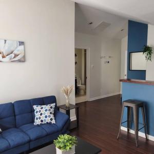 una sala de estar con un sofá azul en una habitación en Private 1 BDR with Free Parking, Just 5 Minutes from Downtown en Indianápolis