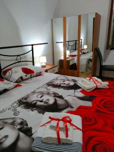 una camera con un letto e una foto di due donne di Villetta Scolacium a Borgia