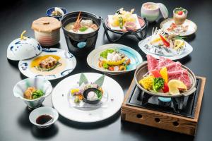 een groep borden met voedsel op een tafel bij Yataro in Nagasaki