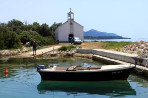 Fotografia z galérie ubytovania Seaside family friendly house with a swimming pool Guduce, Ugljan - 17668 v destinácii Ugljan