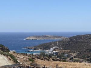 uma vista para o oceano a partir do topo de uma colina em Fournos em Kimolos