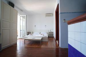 ein weißes Zimmer mit einem Bett und einem Fenster in der Unterkunft Sea House Mljet in Polače