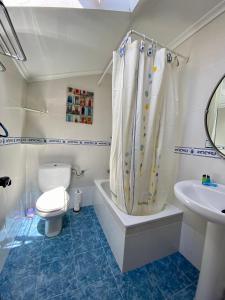 uma casa de banho com um WC, uma banheira e um lavatório. em La Posada de Abanillas em Abanillas