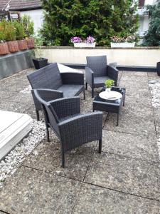 - un ensemble de chaises et de tables sur une terrasse dans l'établissement Hotel zur Altstadt, à Celle