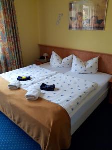 ツェレにあるホテル ツァ アルトシュタットのベッドルーム1室(大型ベッド1台、タオル付)