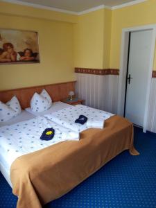 a bedroom with a large bed with towels on it at Hotel zur Altstadt in Celle