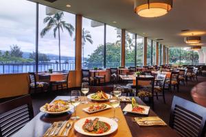 
A restaurant or other place to eat at Castle Hilo Hawaiian Hotel
